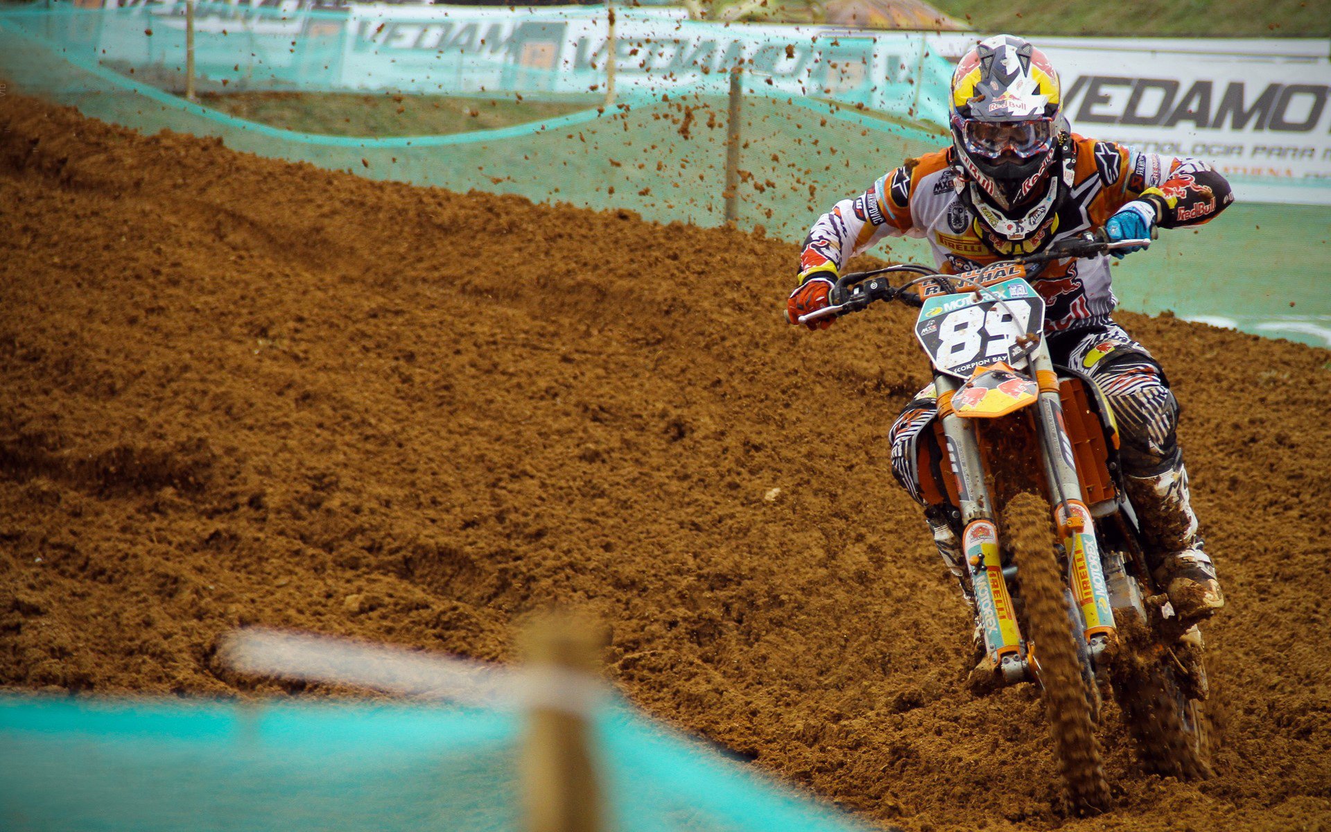 电竞比赛场地布置更具科技感提升沉浸体验，电子竞技场地